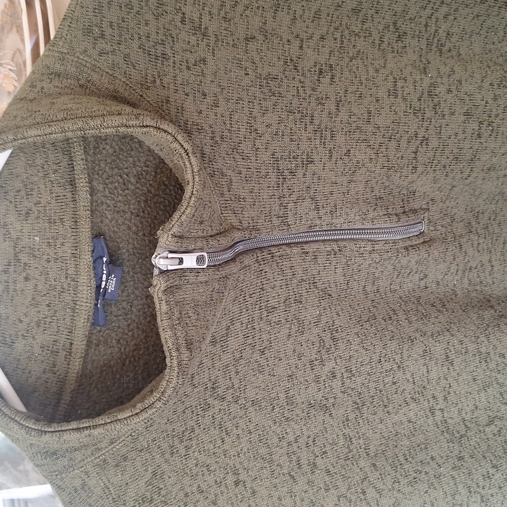 Green Heathered Men's Sweater With Zipper And Pockets At The Front .